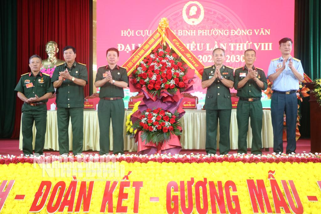 Lãnh đạo UBND phường tặng hoa chúc mừng Đại hội.