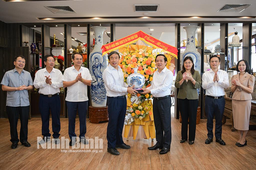 Đồng chí Phạm Quang Ngọc, Phó Bí thư Tỉnh ủy, Chủ tịch UBND tỉnh tặng hoa, quà Doanh nghiệp Xây dựng Xuân Trường tại phường Hoa Lư.