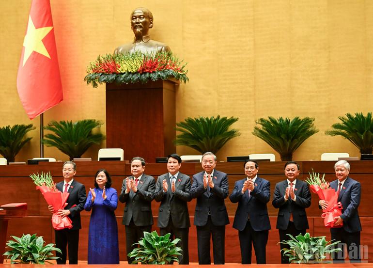 Các đồng chí lãnh đạo Đảng, Nhà nước tặng hoa chúc mừng Phó Chủ tịch Quốc hội Đỗ Văn Chiến và Chánh án Tòa án nhân dân tối cao Nguyễn Văn Quảng. (Ảnh: DUY LINH)