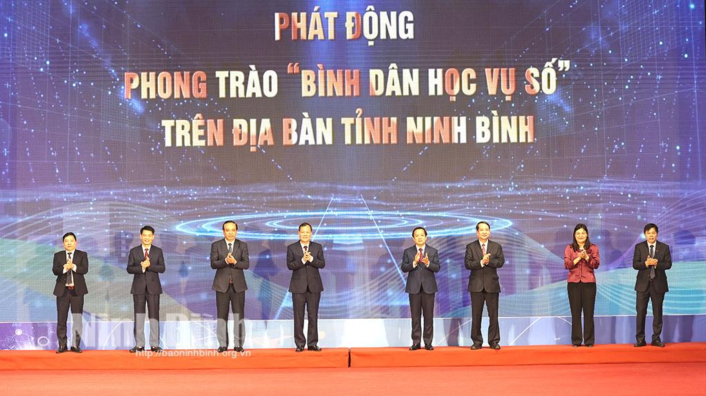 Các đồng chí lãnh đạo tỉnh thực hiện nghi thức bấm nút phát động Phong trào “Bình dân học vụ số” trên địa bàn tỉnh.
