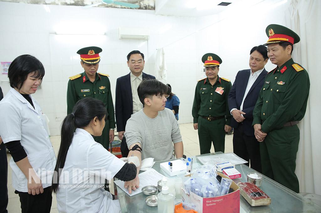 Lãnh đạo Quân khu 3, lãnh đạo phường Nam Định kiểm tra công tác khám tuyển sức khỏe tại Trung tâm Y tế Nam Định.