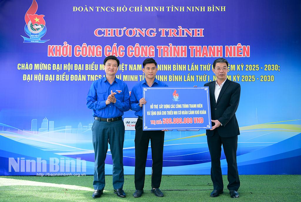 Đồng chí Nguyễn Hoàng Hà, Uỷ viên Ban Thường vụ Tỉnh uỷ, Phó Chủ tịch Thường trực Uỷ ban MTTQ Việt Nam tỉnh và đồng chí Trần Ngọc Nam, Tỉnh ủy viên, Phó Chủ tịch Ủy ban MTTQ Việt Nam tỉnh, Bí thư Tỉnh đoàn trao biển biểu trưng số tiền hỗ trợ xây dựng các công trình thanh niên tại xã Khánh Trung.