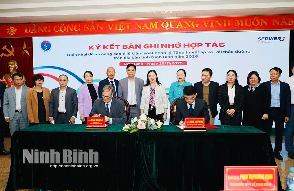 Đại diện Sở Y tế tỉnh Ninh Bình và Công ty TNHH Servier Việt Nam ký kết Biên bản ghi nhớ hợp tác triển khai Đề án nâng cao tỷ lệ kiểm soát bệnh lý tăng huyết áp và đái tháo đường trên địa bàn tỉnh năm 2026.