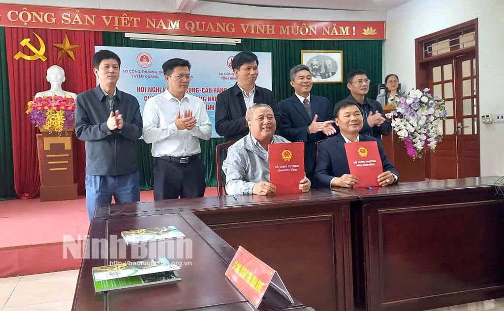 Đại diện các doanh nghiệp, hợp tác xã ký biên bản ghi nhớ, hợp đồng tiêu thụ sản phẩm.