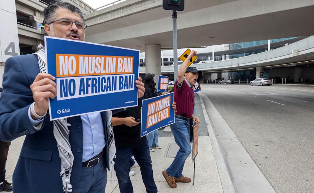 Người dân căng biển phản đối lệnh cấm nhập cảnh của Tổng thống Mỹ Donald Trump hồi tháng 6 vừa qua. Ảnh: Reuteurs