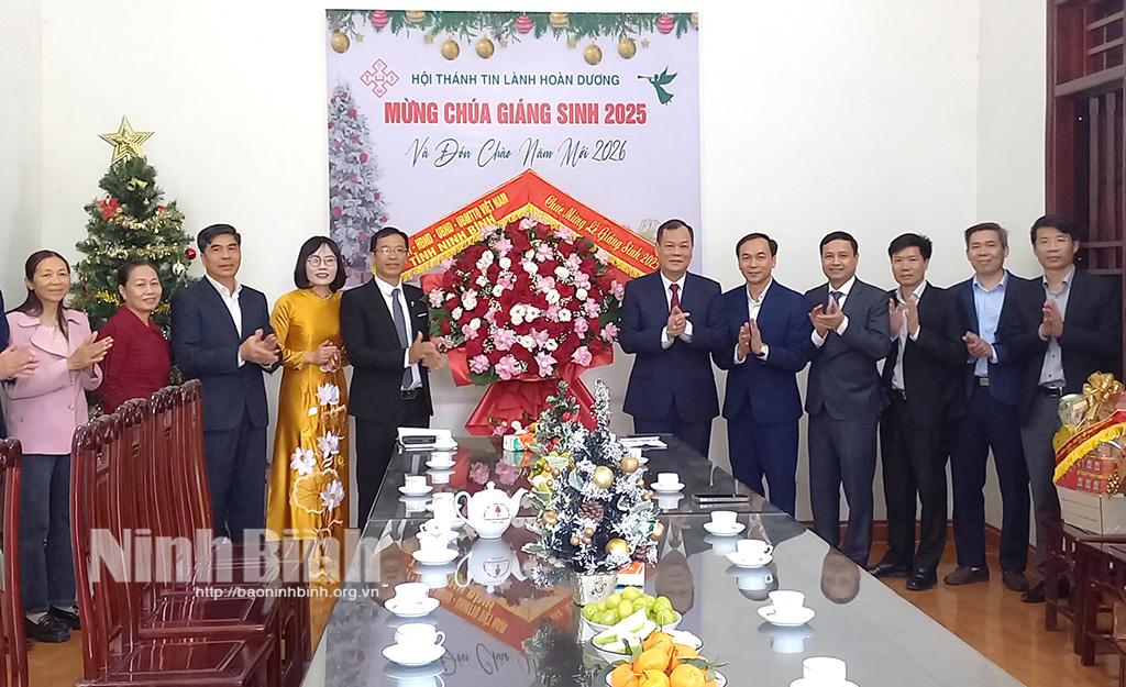 Đồng chí Lê Quốc Chỉnh, Phó Bí thư Tỉnh ủy, Chủ tịch HĐND tỉnh tặng hoa chúc mừng Hội thánh Tin lành Hoàn Dương nhân dịp Lễ Giáng sinh 2025.