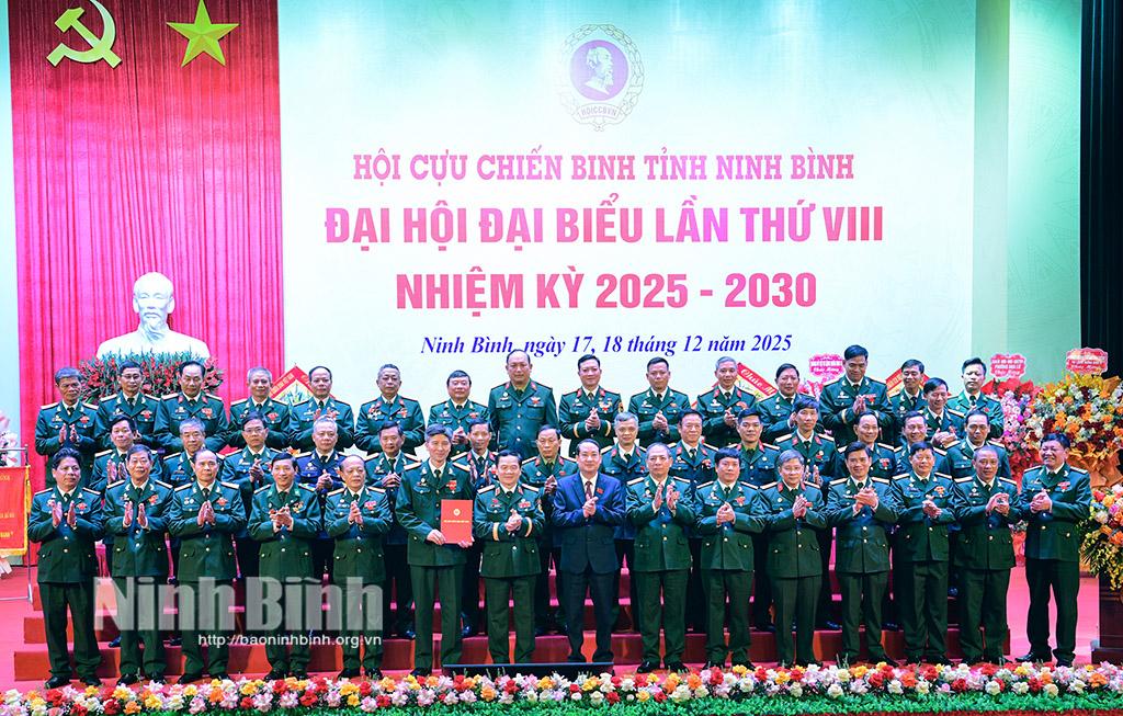 Các đại biểu chụp ảnh lưu niệm với Ban Chấp hành Hội Cựu chiến binh tỉnh khóa VIII, nhiệm kỳ 2025-2030.