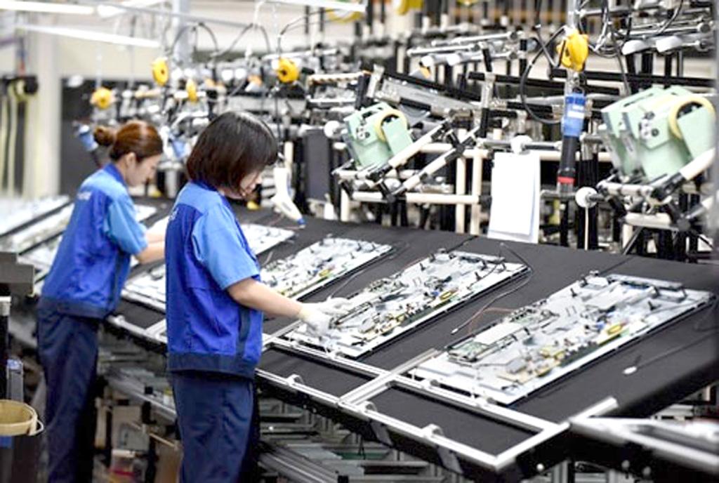 Công nhân lắp ráp TV Panasonic ở Utsunomiya, cách Tokyo 100 km về phía bắc. Ảnh: AFP