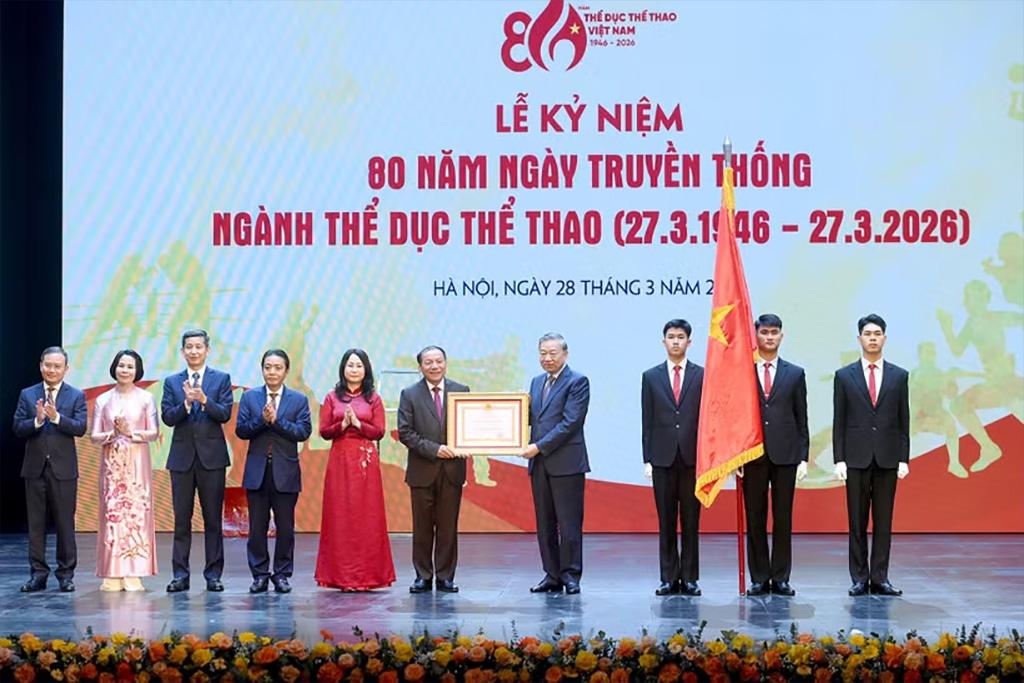 Tổng Bí thư Tô Lâm trao Huân chương Lao động Hạng nhất tặng Cục Thể dục Thể thao Việt Nam (Bộ Văn hoá, Thể thao và Du lịch). (Ảnh: ĐĂNG KHOA)