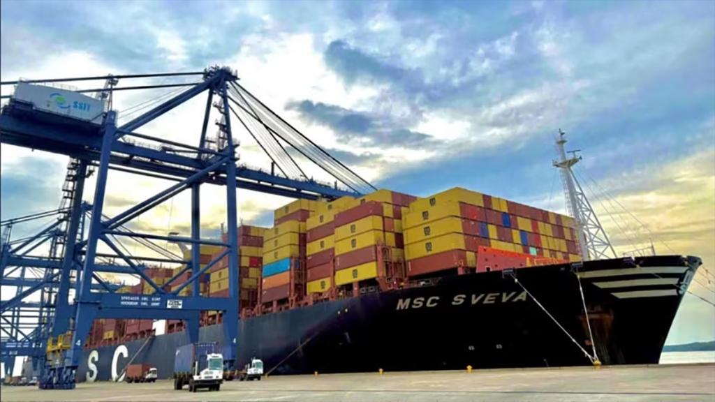 Trong lĩnh vực hàng hải, tàu thuyền khi vào, rời khu vực hàng hải được miễn các khoản phí, lệ phí theo quy định hiện hành.