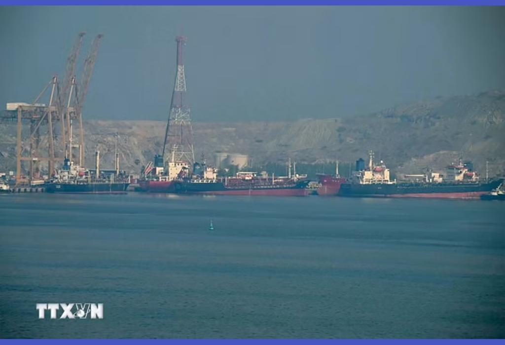 Tàu chở dầu tại cảng container Khor Fakkan, cảng nước sâu ở ngoài khơi thành phố Sharjah, Các Tiểu vương quốc Arab thống nhất, dọc eo biển Hormuz. (Ảnh: philstar.com/TTXVN)
