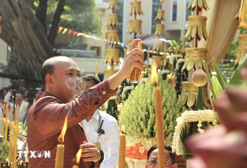 Ông Hun Many - Chủ tịch Hội Liên hiệp Thanh niên Campuchia (UYFC), Phó Thủ tướng kiêm Bộ trưởng Bộ công vụ Campuchia - thực hiện các nghi thức trong Lễ đón chư thiên, khởi đầu chuỗi chương trình hoạt động trong khuôn khổ sự kiện Nokor Sangkranta 2026 tại thắng cảnh Wat Phnom (Chùa Núi) ở trung tâm thủ đô Phnom Penh. (Ảnh: Minh Hưng/TTXVN)