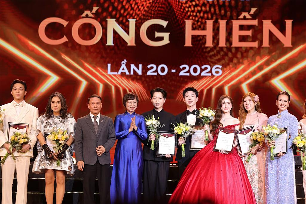 Các nghệ sỹ cùng nhận cúp Vinh danh Top 5 Âm nhạc Cống hiến 2026. (Ảnh: BTC)