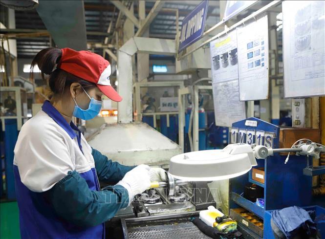Công nhân sản xuất sản phẩm cơ khí tại Công ty TNHH EXEDY Việt Nam, Khu công nghiệp Khai Quang. Ảnh: Nguyễn Thảo/TTXVN