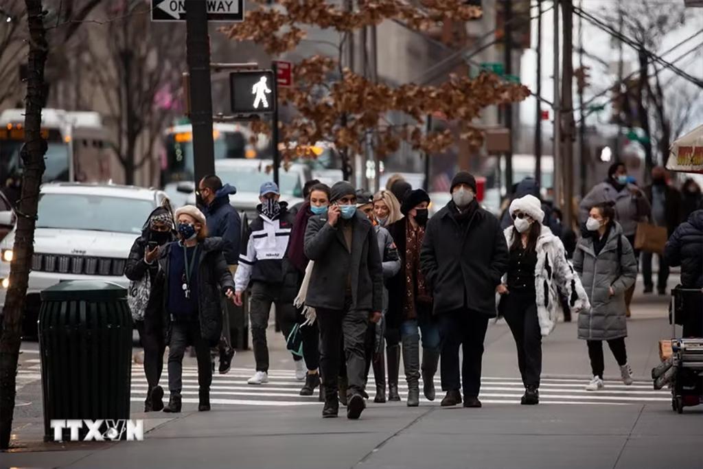 Người dân trên đường phố New York (Mỹ). (Ảnh: THX/TTXVN)