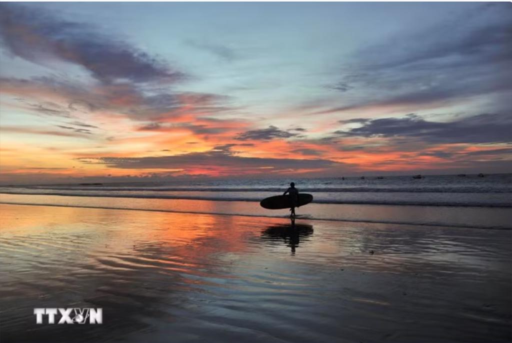 Cảnh hoàng hôn trên đảo Bali, Indonesia. (Ảnh: THX/TTXVN)