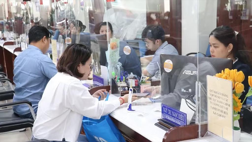 Người dân và doanh nghiệp đến nộp hồ sơ tại Trung tâm Phục vụ hành chính công tỉnh Tây Ninh được tiếp đón, hướng dẫn tận tình. (Ảnh: Bùi Giang/TTXVN)