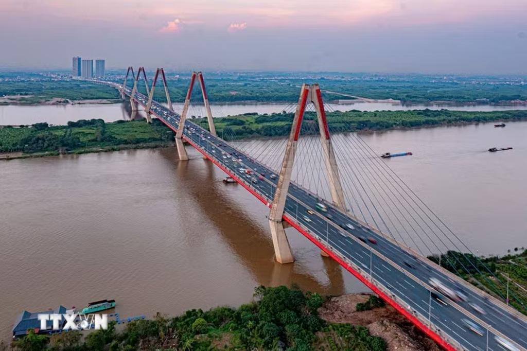 Nghị quyết về Kế hoạch phát triển kinh tế-xã hội 5 năm 2026-2030. Trong ảnh: Cầu Nhật Tân, cây cầu thép dây văng lớn nhất Việt Nam và là biểu tượng độc đáo của thủ đô Hà Nội. Cây cầu này đóng góp một phần quan trọng trong nền kinh tế cũng như giao thông vận tải của thủ đô, rút ngắn quãng đường di chuyển từ trung tâm thành phố đến Sân bay Quốc tế Nội Bài. (Ảnh: Phạm Tuấn Anh/TTXVN)