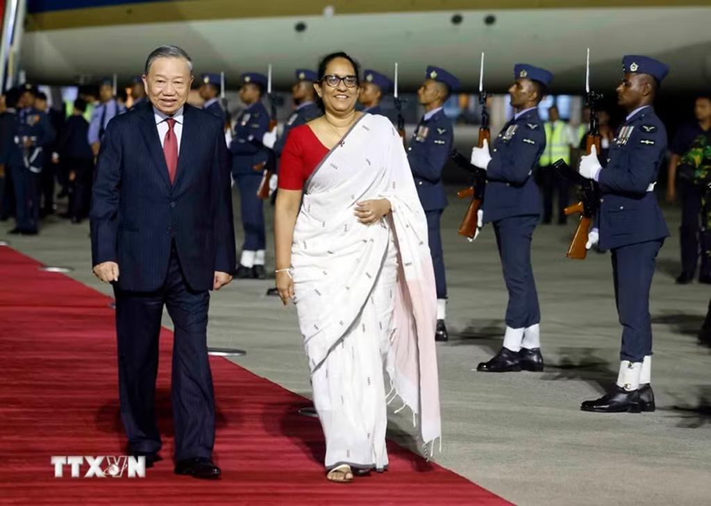 Thủ tướng Sri Lanka Harini Amarasuriya đón Tổng Bí thư, Chủ tịch nước Tô Lâm tại sân bay quốc tế Bandaranaike. (Ảnh: Thống Nhất/TTXVN)
