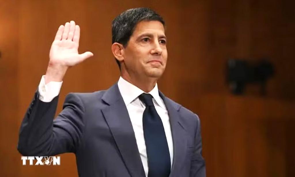 Ông Kevin Warsh, người được Tổng thống Donald Trump đề cử làm tân Chủ tịch Cục Dự trữ Liên bang Mỹ (FED), trong phiên điều trần tại Ủy ban Ngân hàng Thượng viện Mỹ ở Washington, DC., ngày 21/4/2026. (Ảnh: Getty Images/TTXVN)