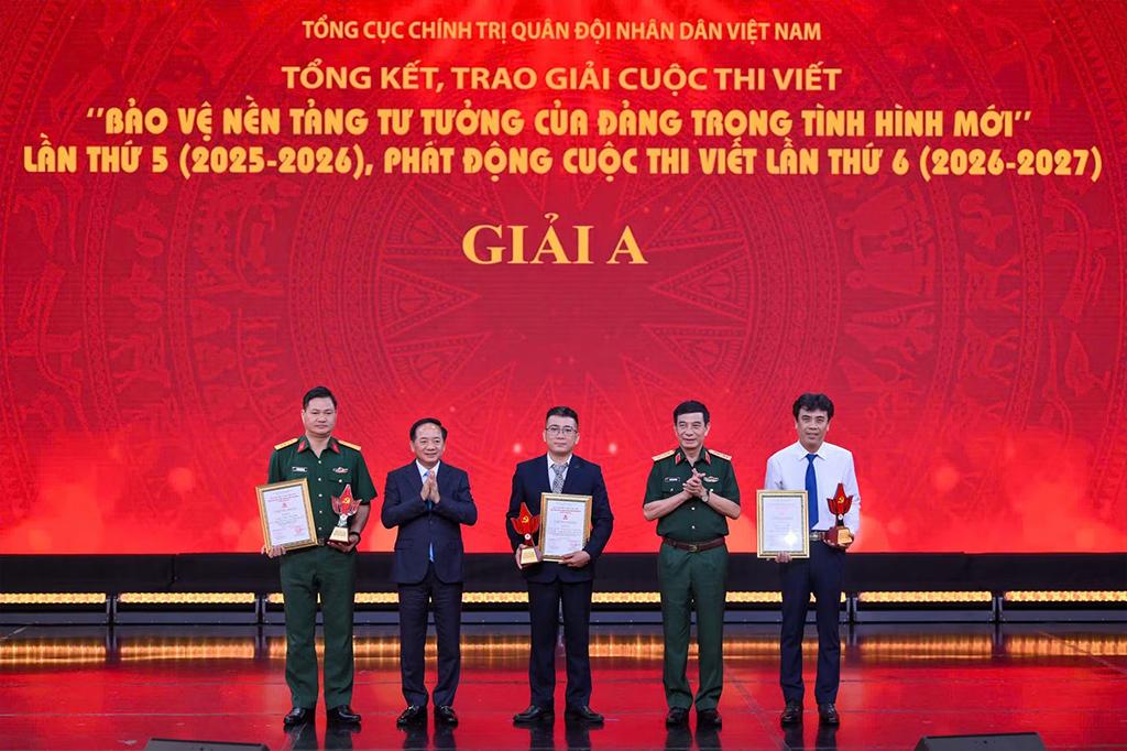 Đại tướng Phan Văn Giang, Phó Bí thư Quân ủy Trung ương, Phó Thủ tướng Chính phủ, Bộ trưởng Quốc phòng và Đồng chí Trịnh Văn Quyết, Bí thư Trung ương Đảng, Trưởng ban Tuyên giáo và Dân vận Trung trao giải thưởng cho nhóm tác giả đoạt giải A.