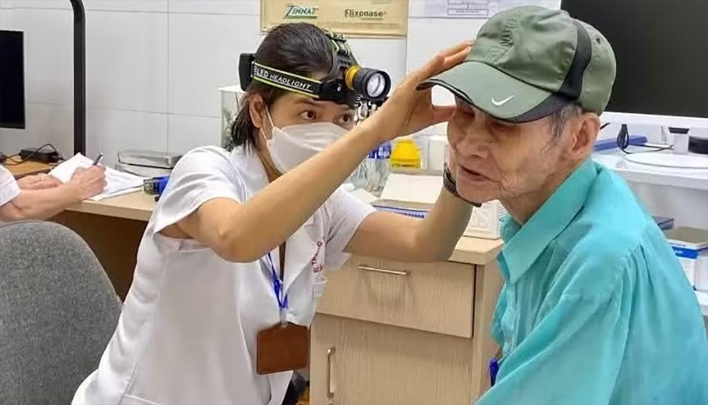 Các y, bác sĩ khám cho người có khuyết tật, người trong hộ cận nghèo tại Phòng khám 21 Phan Chu Trinh, Hà Nội.