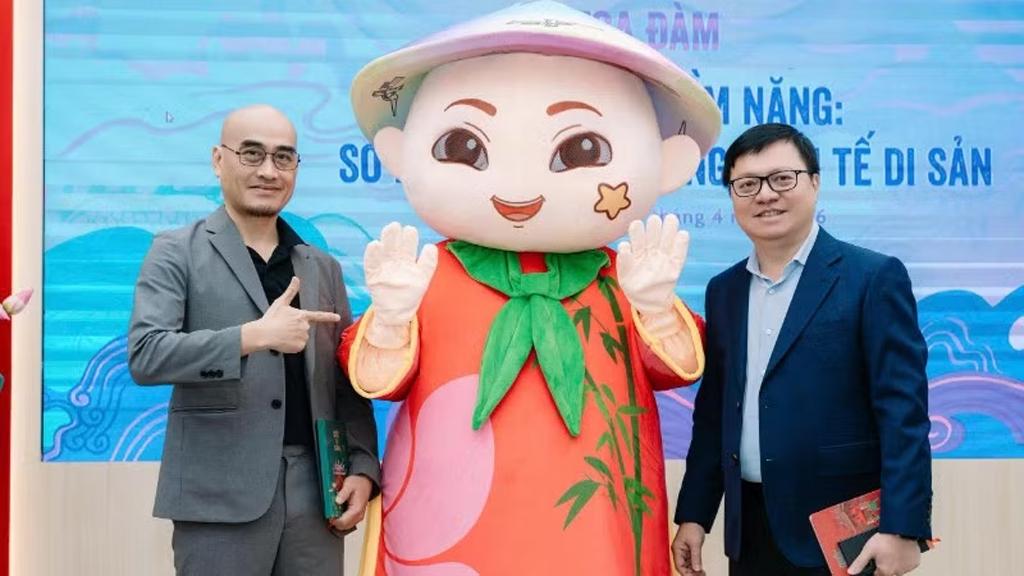 Ủy viên Trung ương Đảng, Tổng Biên tập Báo Nhân Dân, Phó Trưởng Ban Tuyên giáo và Dân vận Trung ương, Chủ tịch Hội Nhà báo Việt Nam Lê Quốc Minh cùng ông Đào Trọng Huy, Chủ tịch Tập đoàn AnnGroup chụp ảnh lưu niệm cùng bản demo mascot Anh Tre tại tọa đàm “Khơi dậy tiềm năng: Sở hữu trí tuệ trong kinh tế di sản” trong chuỗi sự kiện mừng Ngày Sở hữu trí tuệ 2026.