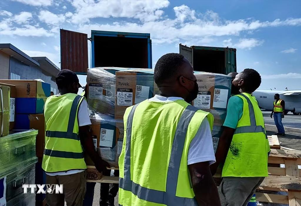 Vật tư phòng chống dịch bệnh được vận chuyển tới Bunia, tỉnh Ituri, CHDC Congo. (Ảnh: THX/TTXVN)