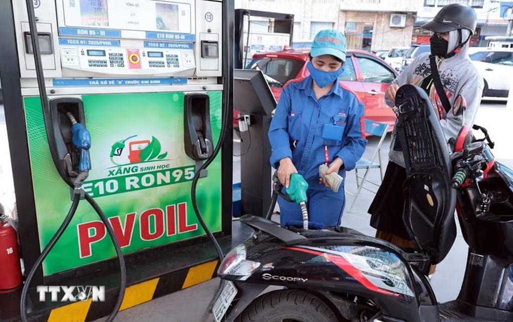 Người dân mua xăng tại cửa hàng kinh doanh xăng dầu PVOIL trên phố Thái Thịnh, Hà Nội. (Ảnh: Trần Việt/TTXVN)