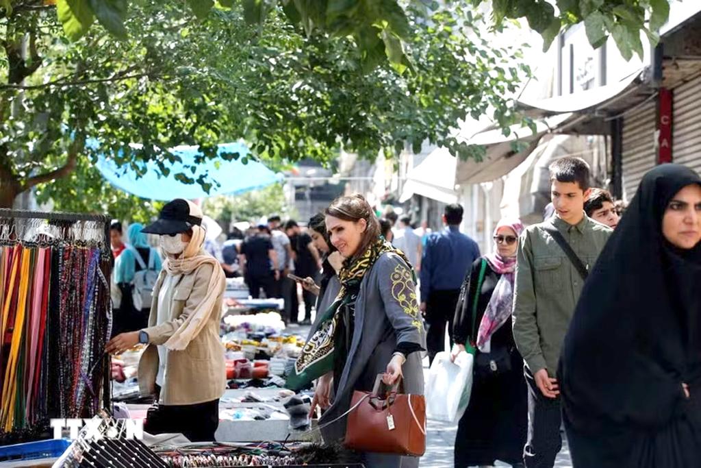 Người dân tại Tehran, Iran. (Ảnh: THX/TTXVN)