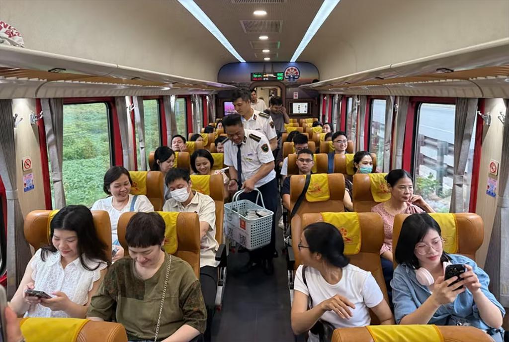 Chính thức chạy “đoàn tàu Bạch Mai” đưa đón y bác sỹ đi làm giữa Hà Nội-Ninh Bình. (Ảnh: PV/Vietnam+)