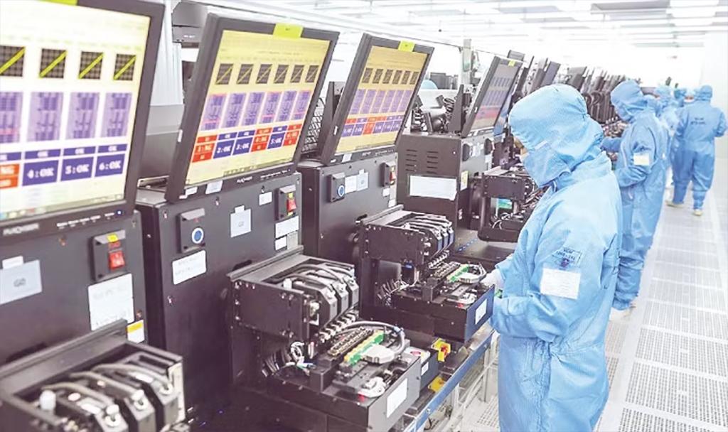 Dây chuyền sản xuất mô đun camera và linh kiện điện tử xuất khẩu tại nhà máy của Công ty TNHH MCNEX VINA (100% vốn Hàn Quốc), Khu công nghiệp Phúc Sơn, tỉnh Ninh Bình. (Ảnh: VŨ SINH)