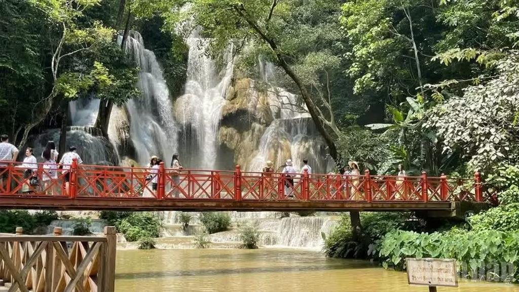 Khách tham quan thác Kuang Si - địa điểm du lịch nổi tiếng tại tỉnh Luang Prabang, Lào. (Ảnh: LÊ DUY TOÀN)