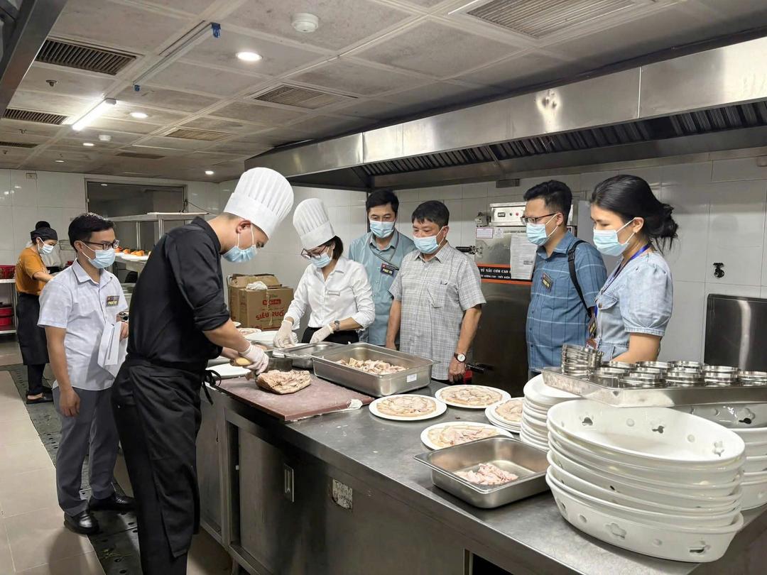 Cán bộ Sở Y tế giám sát công tác bảo đảm ATTP tại Khách sạn The Reed (phường Hoa Lư).