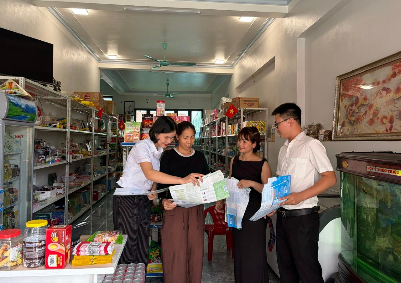 Cán bộ BHXH cơ sở Nam Trực tuyên truyền chính sách BHXH, BHYT tại hộ gia đình.
