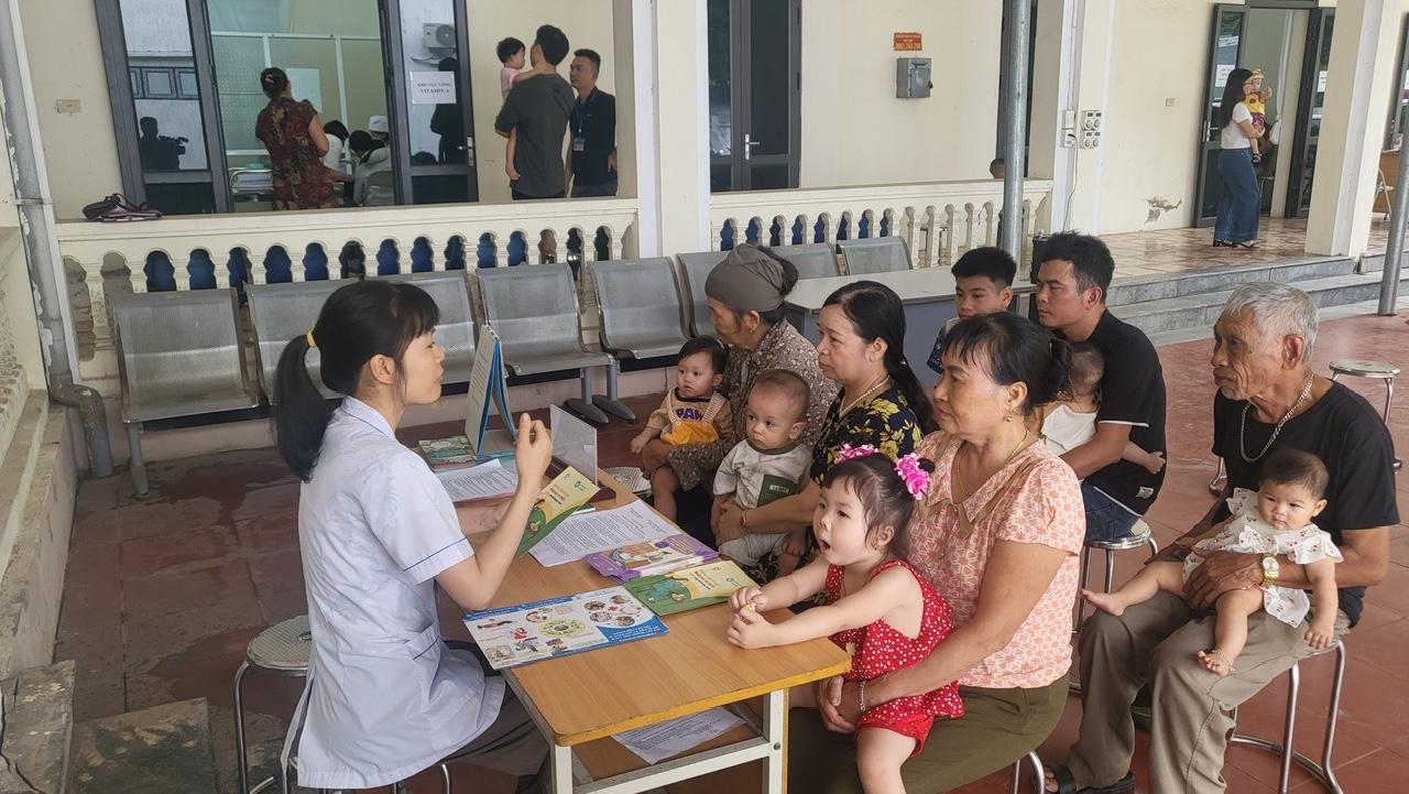 Cán bộ Trạm Y tế phường Yên Sơn tư vấn cho người dân kiến thức chăm sóc sức khoẻ bà mẹ, trẻ em.