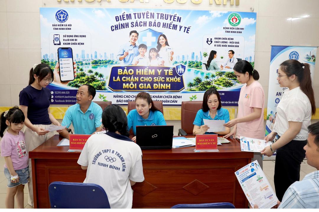 Điểm tuyên truyền chính sách BHYT tại Bệnh viện Sản-Nhi tỉnh Ninh Bình. Ảnh: Minh Quang