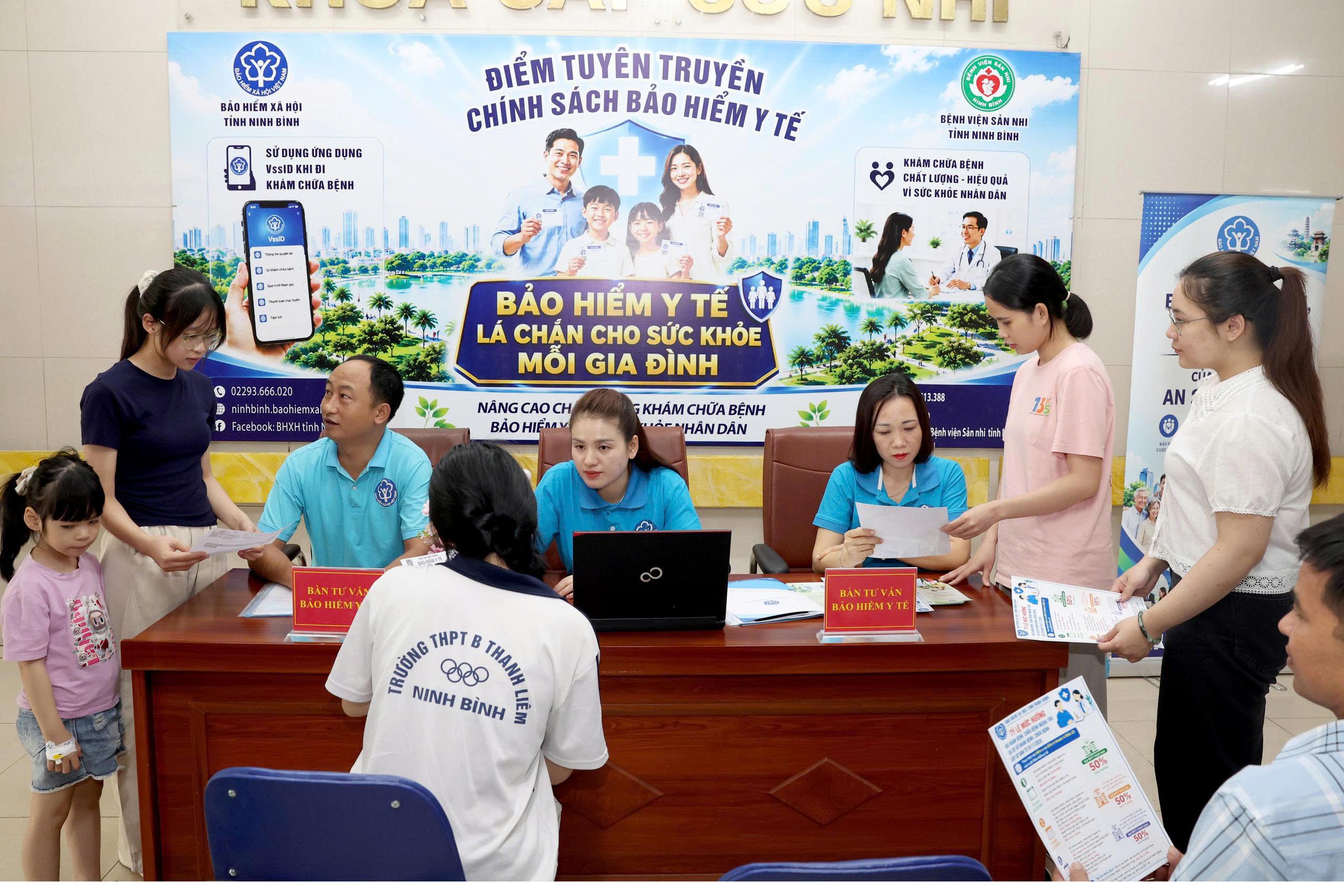 Điểm tuyên truyền chính sách BHYT tại Bệnh viện Sản-Nhi tỉnh Ninh Bình. Ảnh: Minh Quang