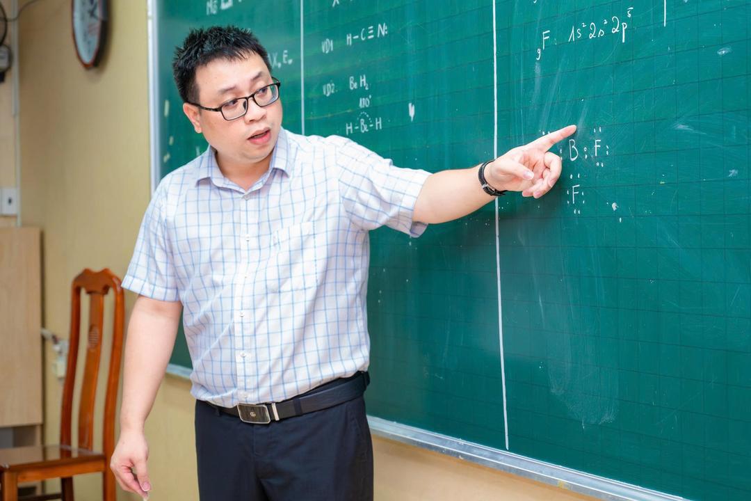 Thầy giáo Phạm Trọng Thịnh, Trường THPT chuyên Lê Hồng Phong giảng dạy trên lớp. Ảnh: Ngọc Linh