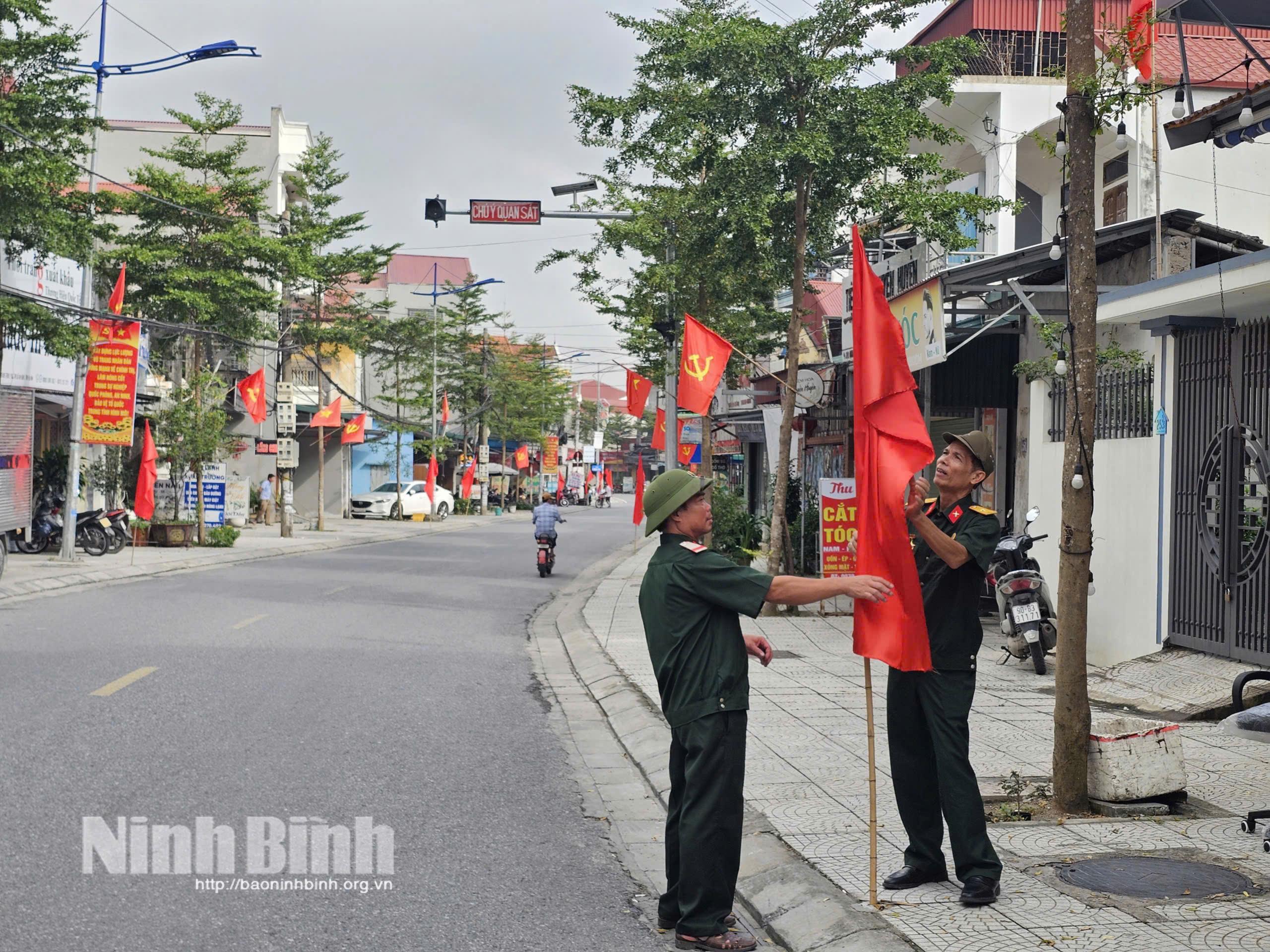 CCB phường Kim Bảng tham gia cắm cờ Tổ quốc tại "Đường cờ cựu chiến binh" trên tuyến đường Quang Trung.