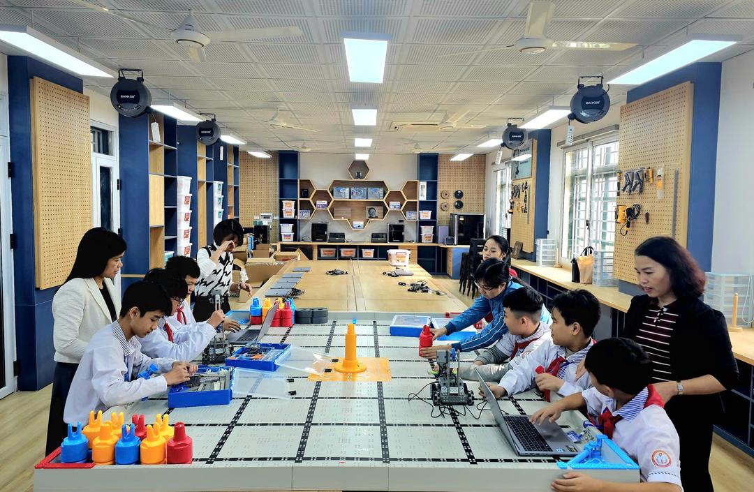 Phòng học STEM tại Trường THCS Thị trấn Yên Ninh ( xã Yên Khánh) được đầu tư đồng bộ, hiện đại giúp học sinh được nghiên cứu, lắp ráp công nghệ.