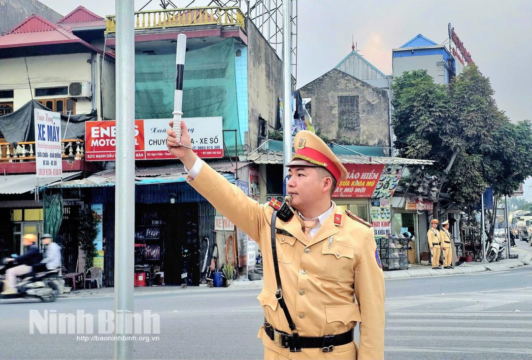 Chiến sĩ thuộc Đội CSGT Đường bộ số 2, Phòng CSGT, Công an tỉnh tham gia điều tiết, hướng dẫn giao thông.