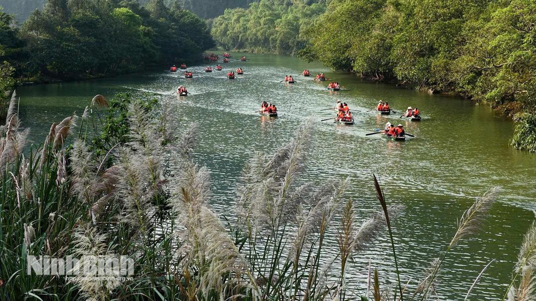 Khu du lịch sinh thái Tràng An - điểm đến thu hút du khách trong dịp Tết Dương lịch. Ảnh: Ngọc Linh