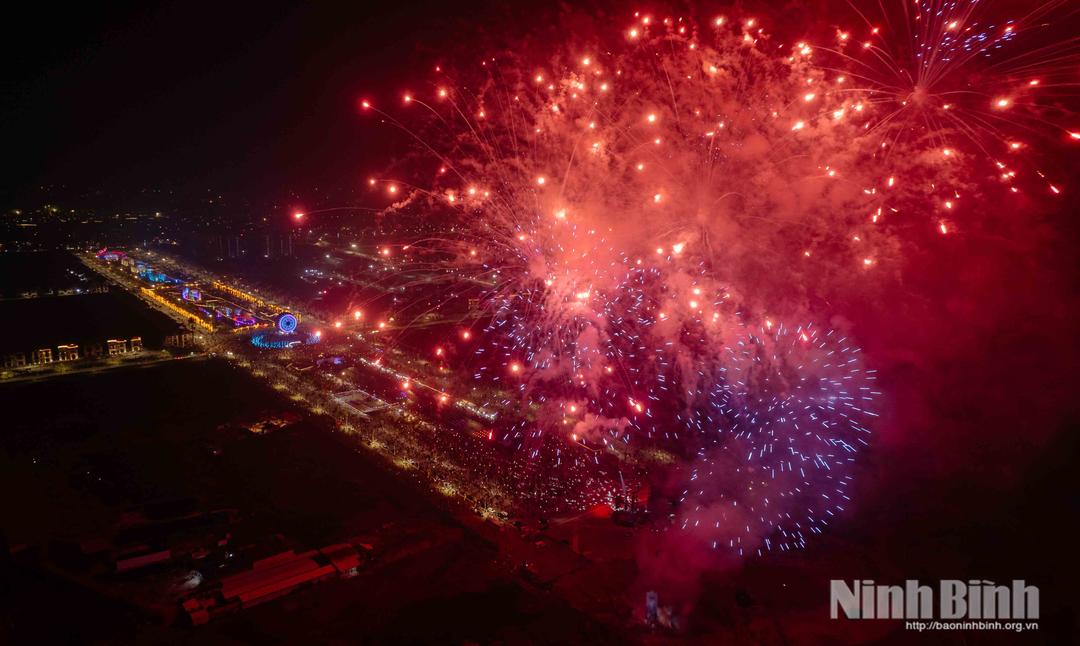 Màn pháo hoa mãn nhãn tại Quảng trường Trống Đọi Tam, Khu đô thị Sun Urban City, phường Hà Nam. Ảnh: Đức Huy