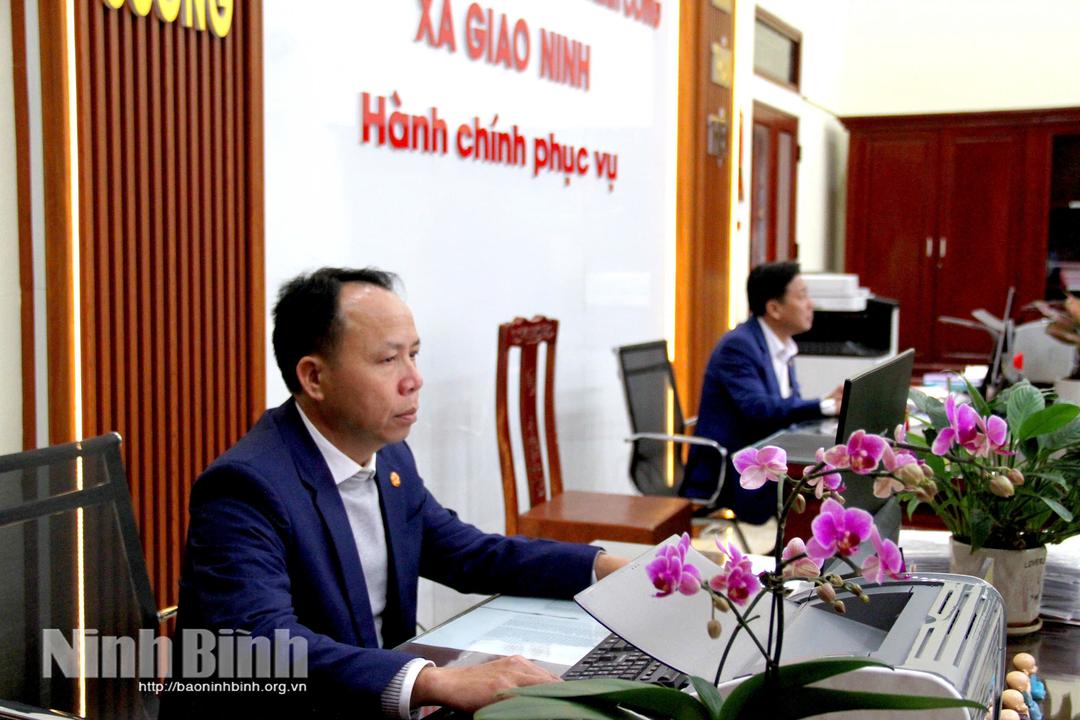 Không khí làm việc nghiêm túc tại Trung tâm Phục vụ hành chính công xã Giao Ninh.