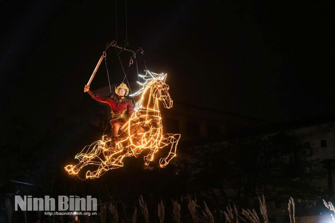 Tạo hình nghệ thuật độc đáo trong show thực cảnh "Anh hùng Cờ Lau" tại sân khấu âm nhạc Phố cổ Hoa Lư.