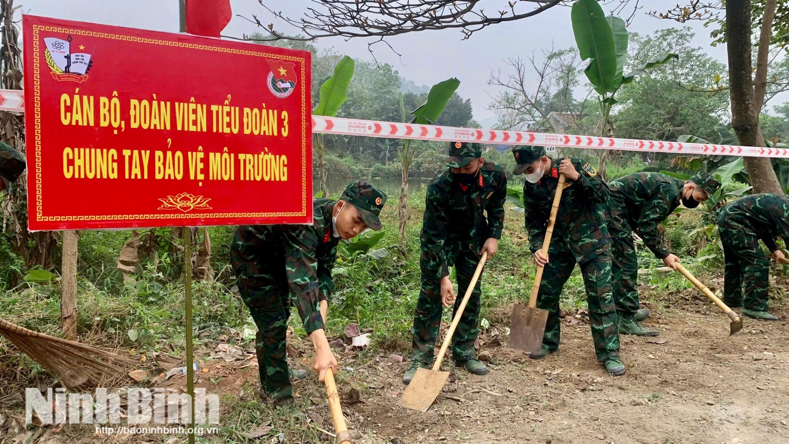 Đoàn viên thanh niên Tiểu đoàn 3, Trường Quân sự Quân đoàn 12 dọn dẹp vệ sinh tại các tuyến đường trên địa bàn phường Yên Sơn.
