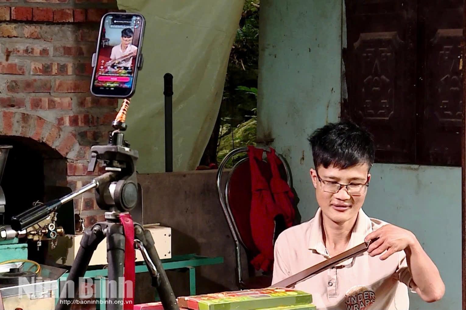 Anh Trần Tuấn Đạt, HTX Vững Vàng, phường Tây Hoa Lư livestream bán sản phẩm hương thảo dược.