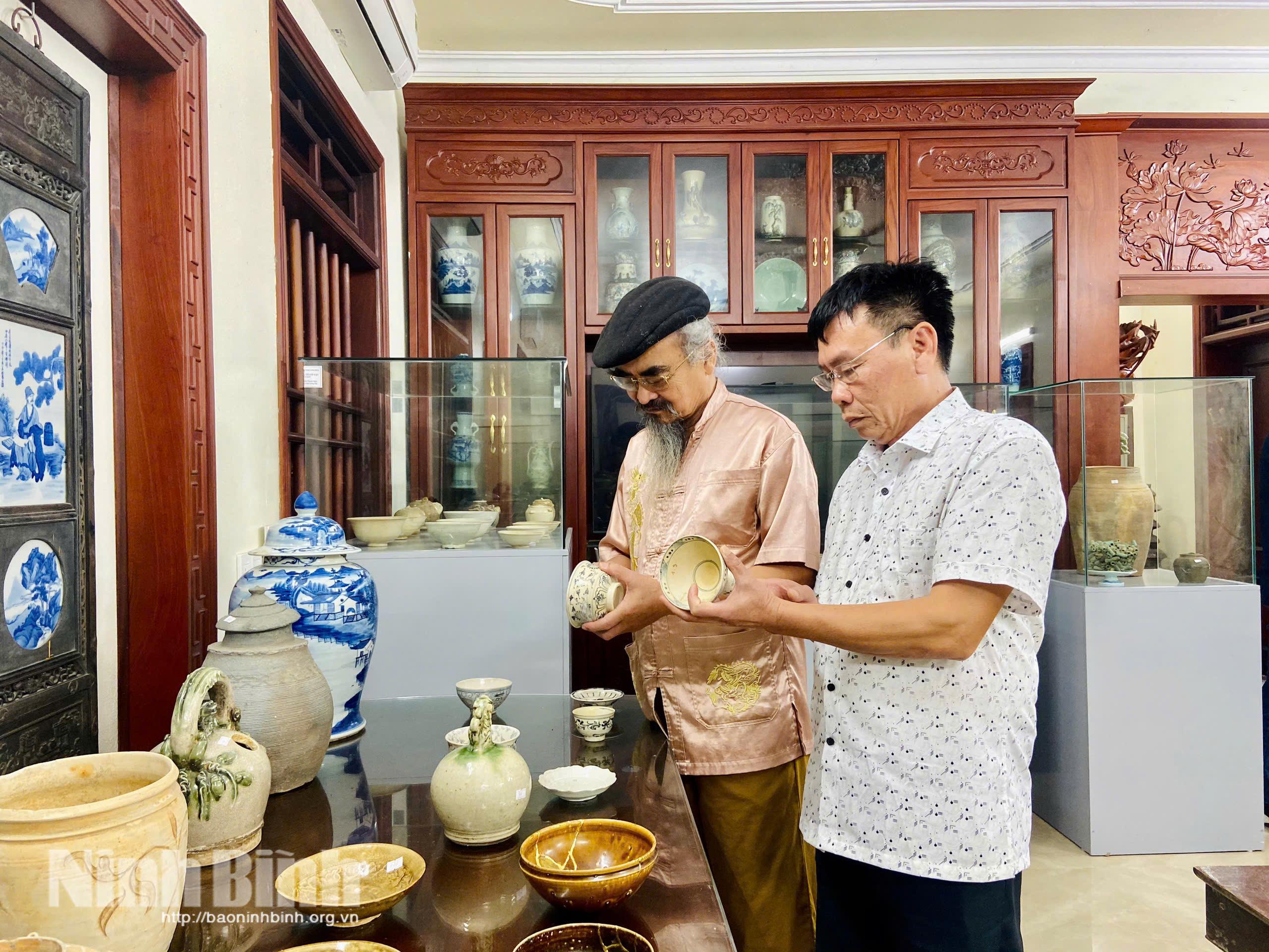 Ông Nguyễn Mạnh Cường, phường Tây Hoa Lư (áo sáng màu) là người đam mê sưu tầm cổ vật.