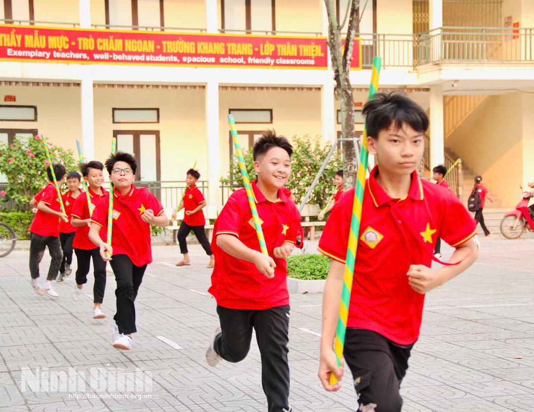 Các em học sinh Trường THCS Ninh Giang tích cực tập luyện màn "Kéo chữ Thái Bình".